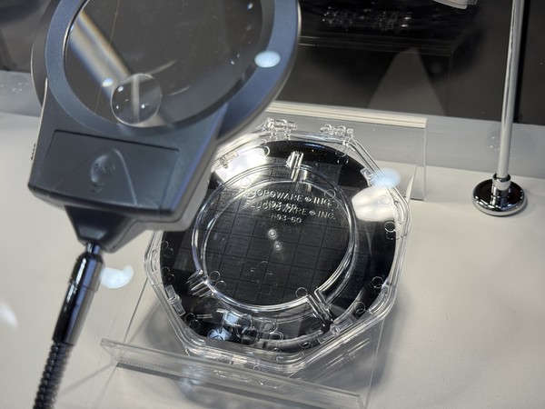 ‘퀀텀코리아 2025’에 전시된 6인치 20-큐비트 소자.(사진:애플경제)