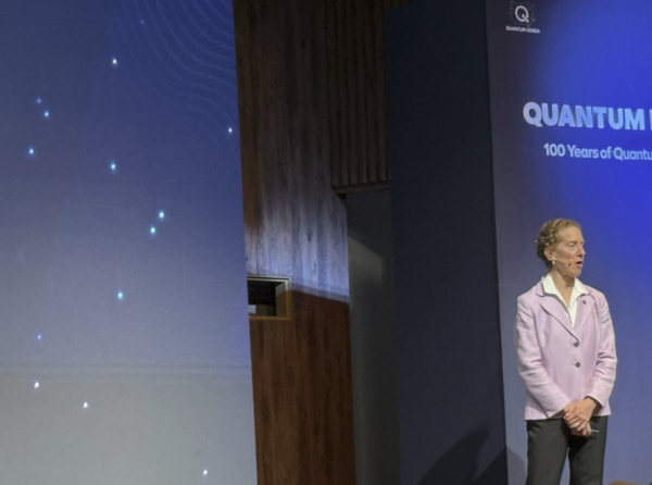 ‘퀀텀코리아 2025’ 전시회의 부대 행사로 열린 ‘국가별 양자산업 생태계 현황’ 컨퍼런스에서 실리아 메르츠바허 QED-C 대표가 미국 양자산업 생태계 현황에 대해 발표했다.(사진:애플경제)