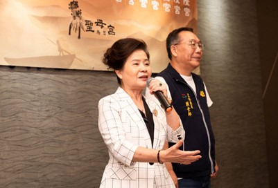 우르성모궁의 궁주 우진롄(吳錦蓮, 왼쪽)과 옌이랑(顏壹郎, 오른쪽) 주임위원