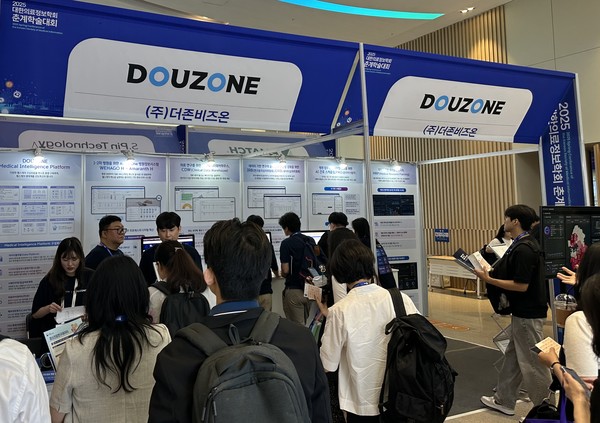 더존비즈온이 최근 열린 ‘2025 대한의료정보학회 춘계학술대회’에 참가해 의료 분야를 겨냥한 AI 기반 데이터 플랫폼과 솔루션을 공개했다.(사진:더존비즈온)