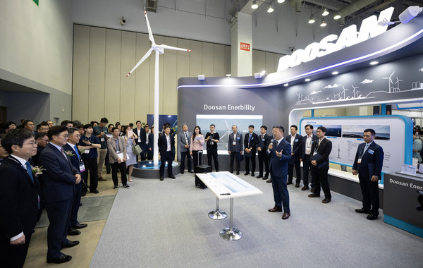 두산에너빌리티 신동규 풍력설계 담당(상무)이 ‘2025 해상풍력 공급망 컨퍼런스 전시회’ 부스를 방문한 우원식 국회의장을 비롯한 내빈들에게 해상풍력 사업 현황을 설명하고 있다.(사진:두산에너빌리티)