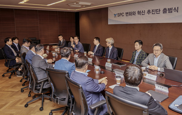 서울 양재동 SPC그룹 본사에서 21일 열린 '변화와 혁신 추진단' 출범식에서 송영수 파리크라상 노조위원장이 발언하고 있다. 뒷줄 가운데가 허진수 변화와 혁신 추진단 의장.(사진:SPC그룹)