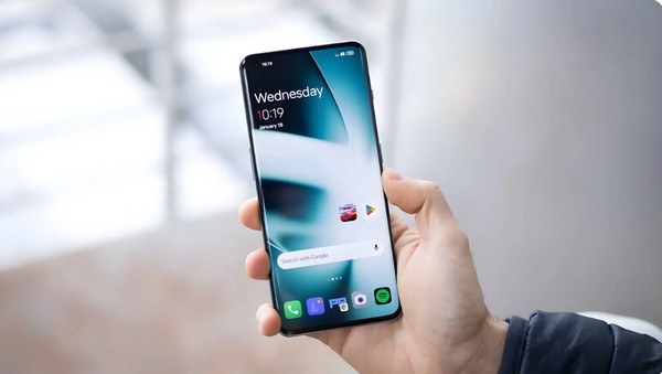 유명 리뷰어 겸 기술전문가의 곡면 디스플레이 인상비평이 눈길을 끈다. (사진=폰 아레나)