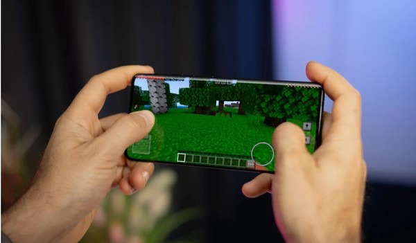 곡면 디스플레이는 사용 가능한 화면을 줄이는 등 단점이 많다고 지적하기도 했다. (사진=폰 아레나)