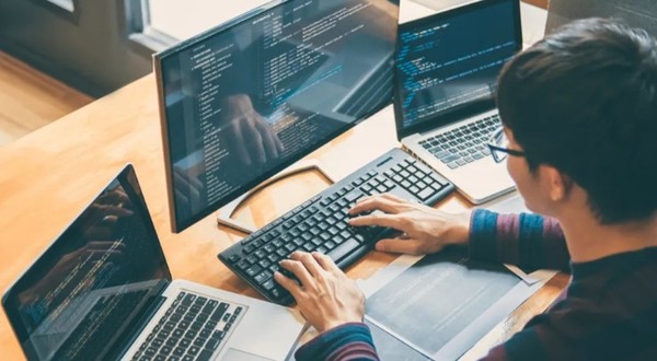 AI 에이전트로 작업 중인 개발자 모습. (출처=셔터스톡)