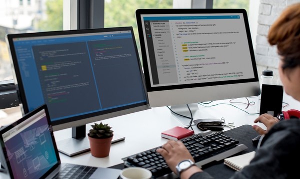 SW 개발자의 AI코딩 작업 모습. (출처=뉴스와이어)