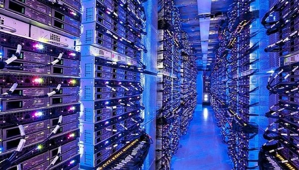 실리콘밸리 빅테크들의 천문학적 투자가 이어지는 가운데, 그에 걸맞은 수익이 창출될 것인가를 두고 설왕설래가 오가고 있다. 사진은 데이터센터 서버룸. (사진=셔터스톡)