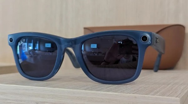 스마트글래스엔 오픈 이어버드엔 없는 사진 촬영과 동영상 재생 기능이 있다. (출처=메타)