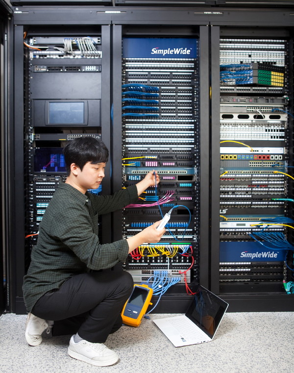 LS전선 직원이 데이터센터에서 랜케이블을 점검하고 있다.(사진:LS그룹)