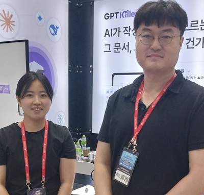 (주)무하유의 이재희 프로(왼쪽)와 관계자. (사진=애플경제)