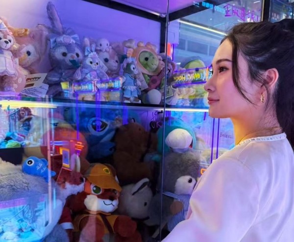 [매장내 기계를 점검하고 있는 천밍잉(陳明瑩)] 