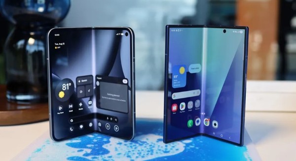 삼성 갤럭시 Z 폴드 7과 비교하는 기사도 종종 등장하고 있다. (사진=테크레이다)