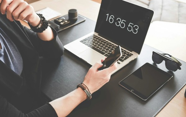   현대 직장인들은 디지털 환경과 과잉접속되어 있다. (출처=펙셀)