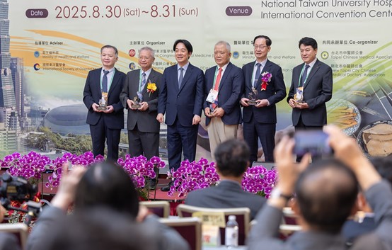 라이 총통(왼쪽에서 세번째)과 수상자