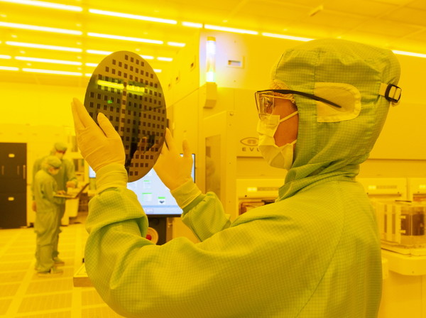 웨이퍼와 리소그래피 기술 관련 모습으로 본문과 직접 관련은 없음. (사진=EVG)