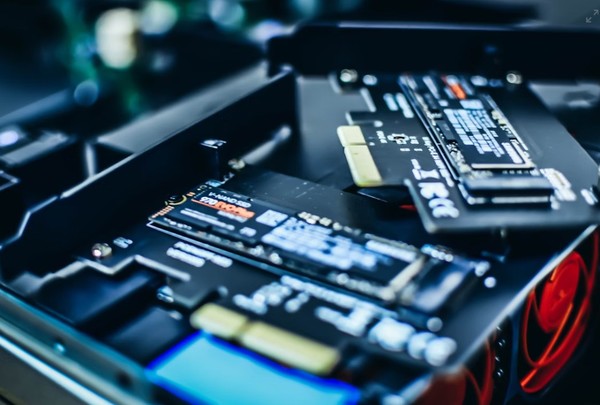 SSD 이미지. 윈도우 업데이트가 SSD 오류를 유발했는지를 둘러싸고 MS와 사용자들 간에 책임공방이 일고 있다. (이미지=언스플레시)