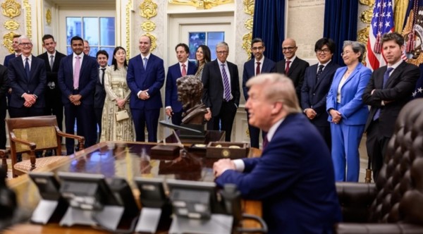 트럼프 대통령과 실리콘 밸리 빅테크 CEO들이 만찬에 앞서 기자회견을 갖고 있다. (출처=테크리퍼블릭, 미 백악관)