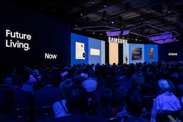 삼성전자 DA사업부장 김철기 부사장이 독일 베를린 ‘메세 베를린’에서 열리는 유럽 최대 가전전시회 ‘IFA 2025’를 하루 앞둔 4일 개최된 삼성 프레스 컨퍼런스에서 ‘AI 홈’에 대해 발표하고 있다.(사진:삼성전자)