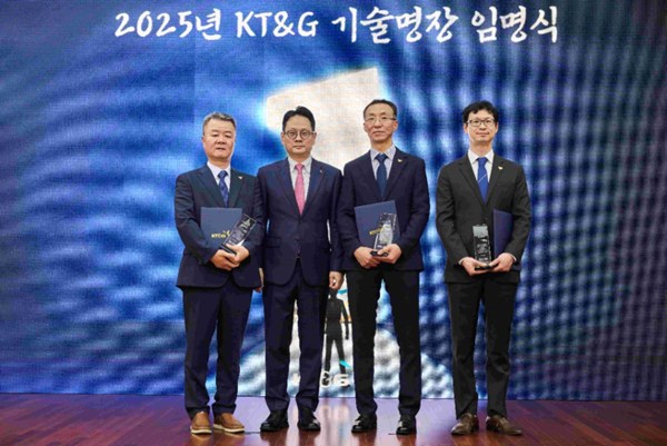 KT&G가 올해 처음 도입한 ‘명장 제도’로 3명의 명장을 임명했다. 사진은 2025년 KT&G 제조설비 부문 명장 임명식 현장으로, 왼쪽부터 신동국, 방경만 KT&G 사장, 강태훈, 조영일이 자리하고 있다.(사진:KT&G)