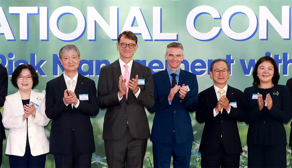 지난 11일 서울 서대문구 소재 이화여자대학교 ECC 이삼봉홀에서 열린 ‘2025 국제 컨퍼런스’에서 이향숙 이화여자대학교 총장(왼쪽에서 첫번째), 이찬진 금융감독원장(왼쪽에서 두번째), 양종희 KB금융회장(왼쪽에서 다섯번째)과 관계자들이 기념촬영을 하고 있다.(사진:KB국민은행)