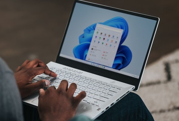 윈도우 10 만료 한달을 앞두고 새삼 경량화된 윈도우11 버전인 '나노11'이 주목받고 있다. 사진은 윈도우 11 PC. (사진=언플레시)