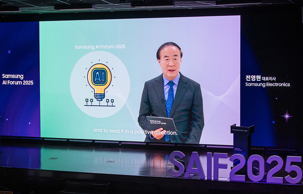 지난 15일 경기도 용인에 위치한 삼성전자 The UniverSE에서 진행된 ‘삼성 AI 포럼 2025’에서 삼성전자 전영현 대표이사 부회장이 개회사를 하고 있다.(사진:삼성전자)