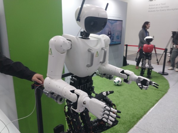 인간-로봇 협업을 위한 다양한 기술이 발달하고 있다. 사진은 '2024 로보월드' 출품업체로서 본문과 직접 관련은 없음. (사진=애플경제)