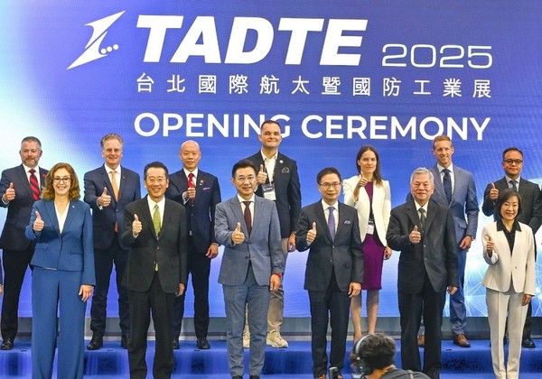 TADTE 전시회 개막식에 참석한 주요 인사들. 미국 대만협회(AIT) 대리 국장 Karin Lang(앞줄 왼쪽 첫 번째), 대만 국방부 장관 구리슝(顧立雄, 앞줄 왼쪽 두 번째), TAITRA 회장 황즈팡(黃志芳, 앞줄 오른쪽 세 번째). 뒷줄 오른쪽 두 번째는 AUVSI CEO Michael Robbins