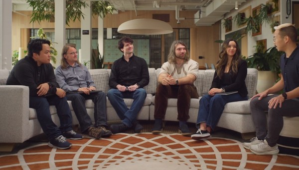 오픈AI의 GPT-5 개발자들이 환담을 나누고 있다. (출처=오픈AI)