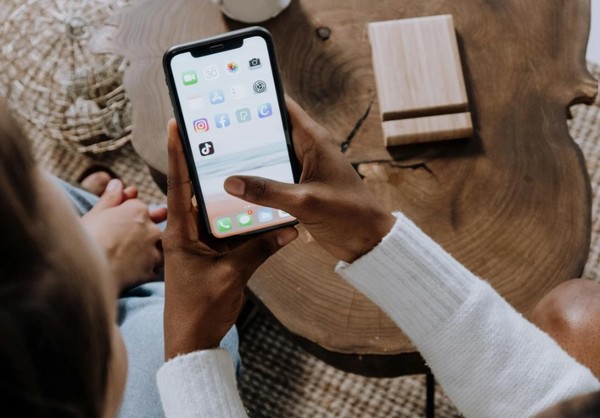 틱톡 앱과 사용자 이미지. (출처=펙셀)