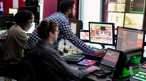 실리콘밸리의 개발자와 엔지니어들. 미국의 H1B 비자 수수료 대폭 인상 등 요건 강화로 현지의 외국인 인재들을 유럽으로 빼돌리거나 스카웃하려는 움직임이 본격화되고 있다. (출처=언스플레시)