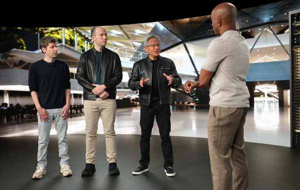 오픈AI 샘 앨트먼(왼쪽)과 엔비디아 젠슨 황 등이 환담을 나누고 있는 모습. (출처=엔비디아 블로그)