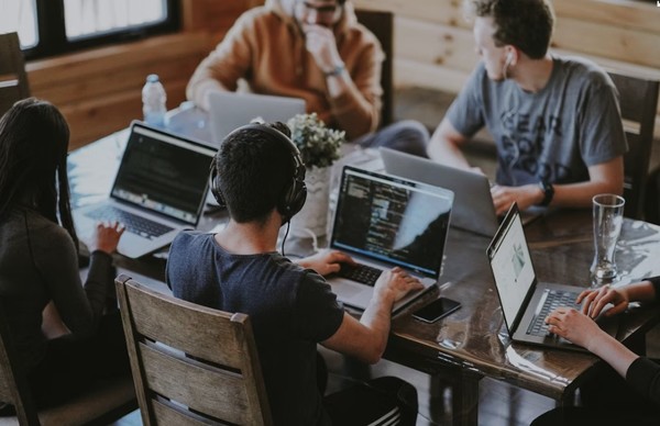 AI는 오히려 능률적인 협업을 가로막는다는 연구결과도 있다. (이미지=펙셀)