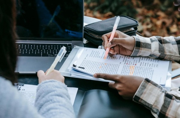 AI챗봇들은 철회된 과학논문을 인용하는 사례도 적지않다는 지적이다. (출처=펙셀)