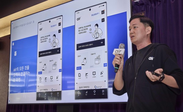 1일 서울 성수동 T팩토리에서 이윤행 SK텔레콤 air기획팀장이 자급제 전용 디지털 통신 서비스 ‘에어(air)’를 소개하고 있다.(사진:SK텔레콤)
