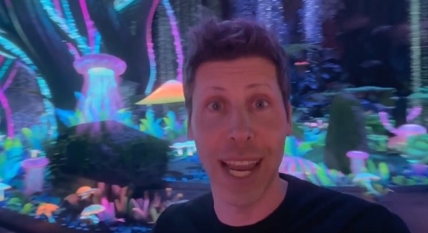 소라2를 배경으로 제품을 설명하는 오픈AI CEO 샘 앨트먼. (이미지=오픈AI)