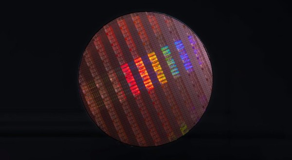 인텔의 실리콘 웨이퍼 이미지. 인텔이 트럼프 행정부의 전폭적인 지원과 지분 참여에 힘입어 부활을 시도하고 있다. (출처=인텔)