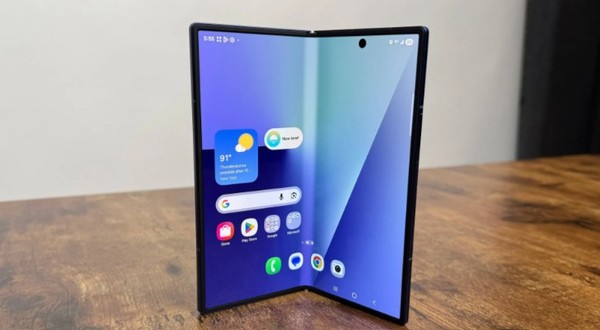 사진은 2단 접이식 '갤럭시 Z 폴드 7'. '3단 접이식 폰' 출시일에 대한 다양한 추측이 나돌고 있다. (출처=퓨처)