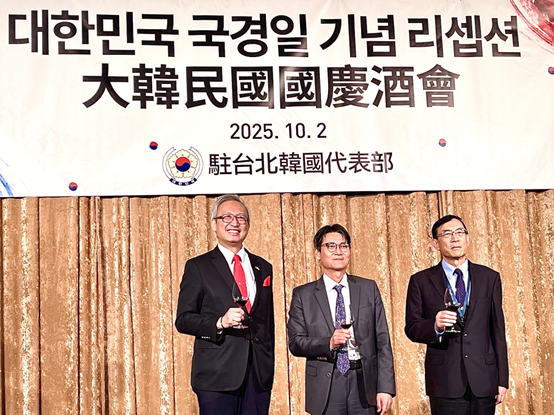 주타이베이한국대표부가 10월 2일 개최한 대한민국 국경일 리셉션에서 고상욱 대리대표(가운데)와 대만 외교부 우즈중(吳志中) 차관(왼쪽)