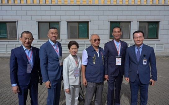 (왼쪽부터) 우일 성모궁 정국남(鄭國南) 사회, 북항 무덕궁 임안락(林安樂) 주임위원, 우일 성모궁 호금련(湖錦蓮) 궁주, 신강 봉천궁 하달황(何達煌) 이사장, 북항 조천궁 채영대(蔡咏鍀) 이사장, 대순진리회 이태열 부장.