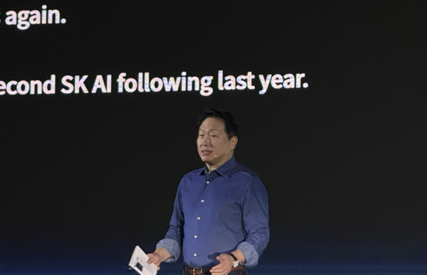 3일 진행된 SK AI 서밋에서 최태원 SK 그룹 회장이 연설을 하고 있다.(사진:애플경제)