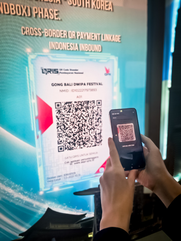 지난달 인도네시아 자카르타에서 열린 '2025 인도네시아 디지털금융페스티벌'에서 우리카드 관계자가 모바일앱으로 현지 QR코드를 스캔해 결제하는 방식을 시연하고 있다.(사진:우리카드)