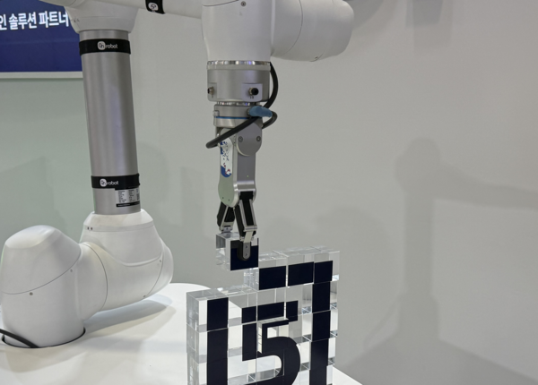 로봇이 블록을 놓고 있는 모습,.(사진:애플경제)