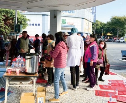 장줘잉 원장이 의료 봉사팀을 이끌고 구호 물품을 전달하며 나눔을 실천하고 있다.