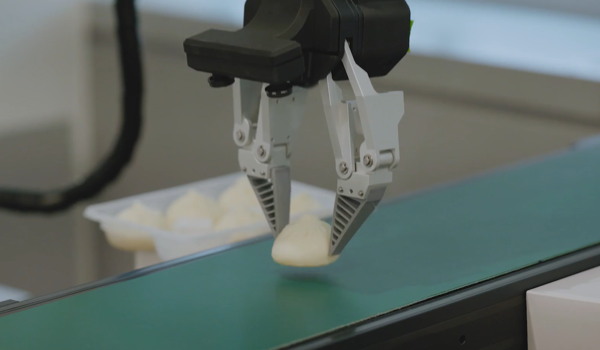 로봇손이 물건을 집어드는 모습.(사진:카본식스)