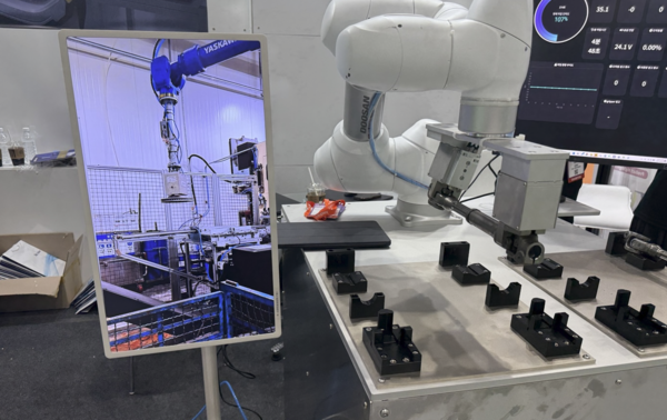 물건을 들어올리는 로봇 모습.(사진:애플경제)