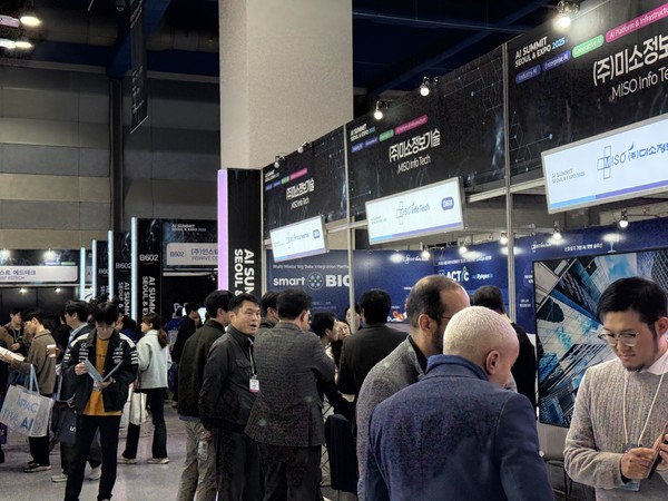 AI 서밋을 구경하는 관람객 모습.(사진:애플경제)