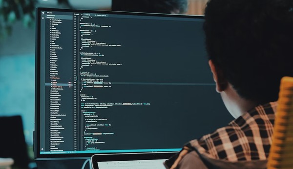 개발자의 코딩 장면으로 본문과는 직접 관련은 없음. (출처=언스플래쉬)