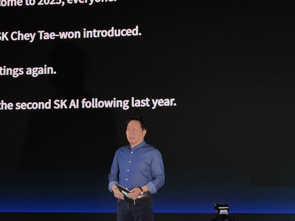 최태원 SK그룹 회장이 ‘SK AI Summit(서밋) 2025’에서 연설하고 있다.(사진:애플경제)