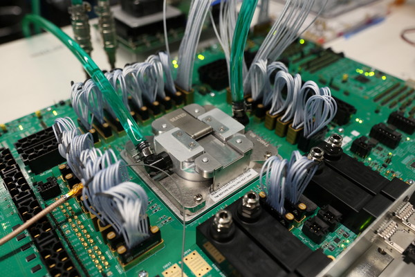 브로드컴의 광 네트워크 칩. (사진=로이터 통신)